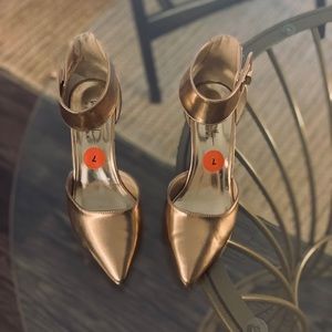 🥀✨Nicole Miller Rose Gold Pumps with Ankle Strap